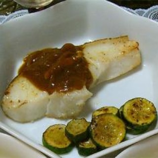 白身魚のムニエル　昨日の残りのカレーソース